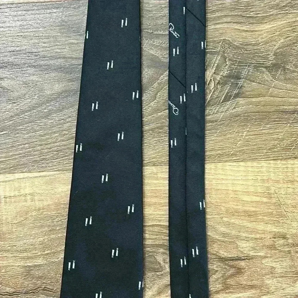 Oscar de la Renta Vintage Tie Beautiful Black with gray rectangular design. - Picture 14 of 16